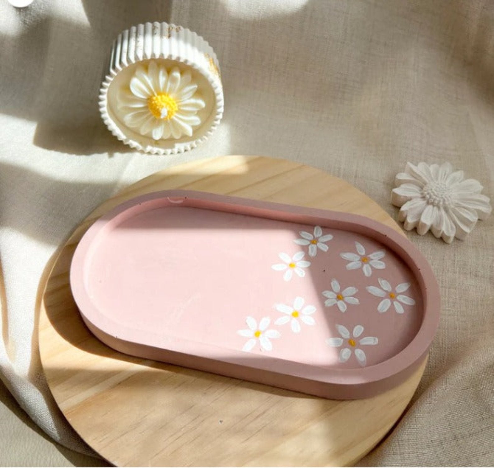 Pink Oval Base - Daisy