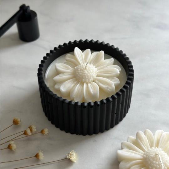 Black MINI daisy soy candle 70 ml