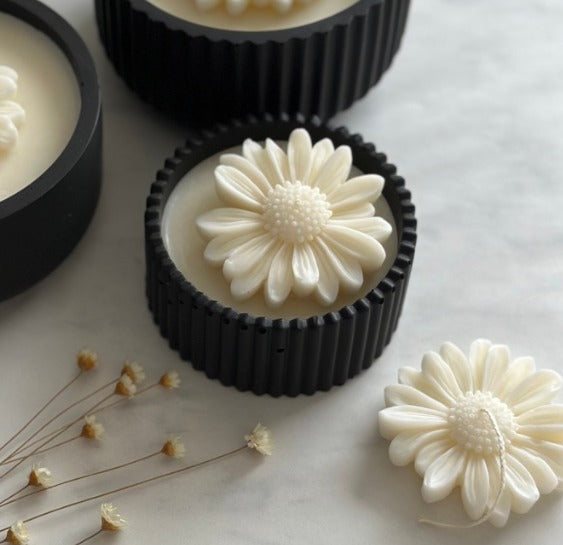 Black MINI daisy soy candle 70 ml